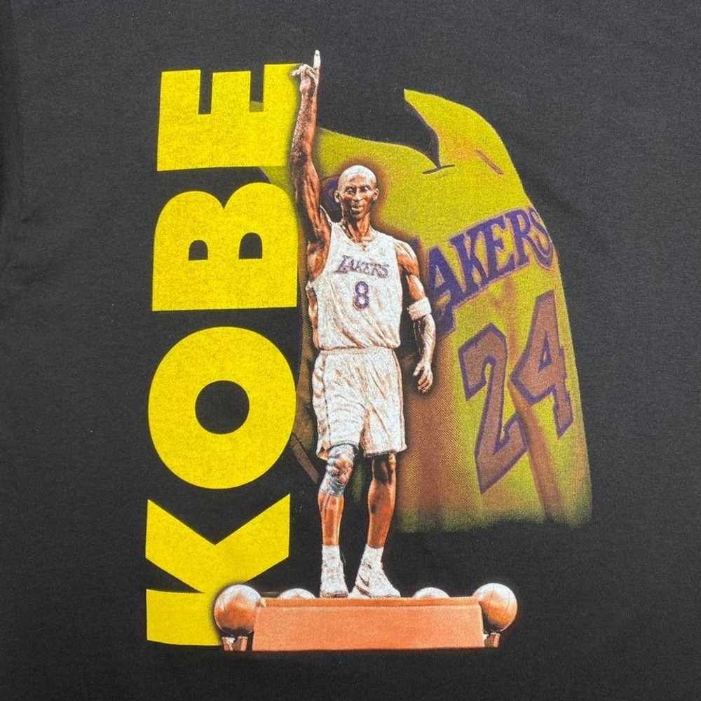 LA Los Angeles Lakers x‎ Kobe Bryant statue event shirt